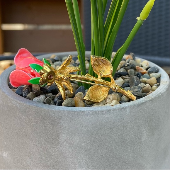Vintage red and gold tone rose flower with enamel green leaf brooch pin. Used. - Picture 3 of 6